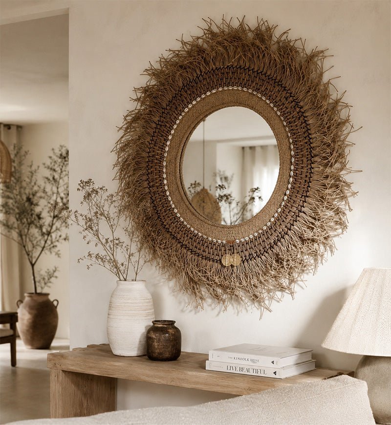 Grand miroir MIYA accroché au dessus d'une console dans un intérieur contemporain