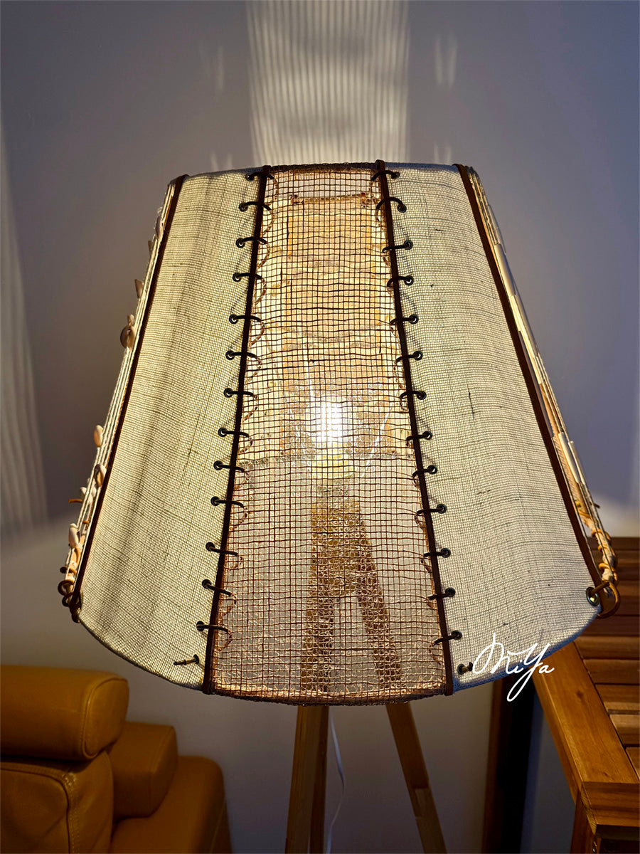 Lampe artisanale en cuir et lin naturel, abat-jour cousu à la main avec détails de laçage, lumière chaleureuse et ambiance bohème chic – MIYA