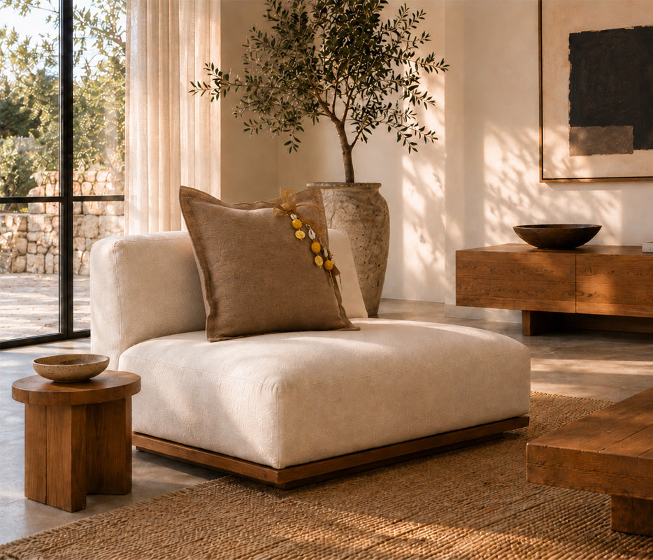 Coussin décoratif en lin lourd fabriqué à la main sur fauteuil contemporain