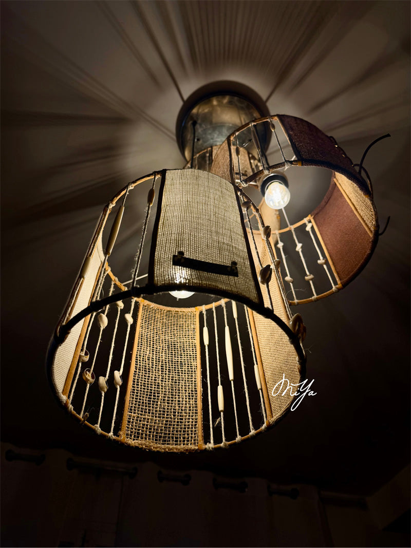 3 suspensions Naia allumées au plafond. MIYA