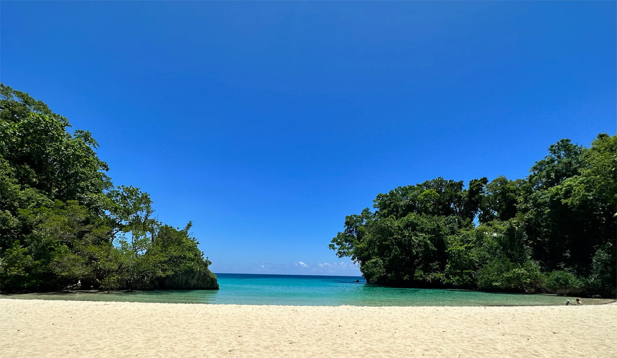 Frenchman’s Cove à Portland en Jamaïque, plage tropicale aux eaux turquoise entre deux collines verdoyantes. MIYA