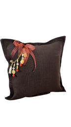Coussin lin chocolat avec pampille signature ornée de poids Ashanti, perles et ruban organza – MIYA