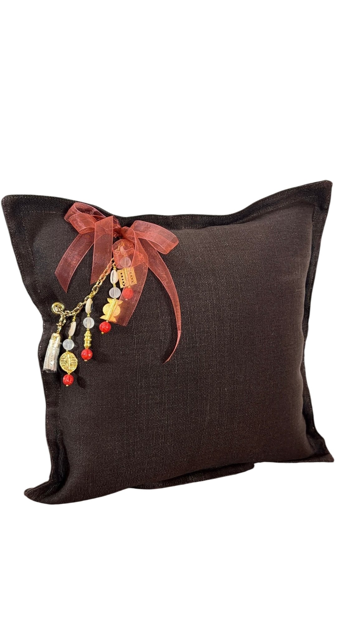 Coussin lin chocolat avec pampille signature ornée de poids Ashanti, perles et ruban organza – MIYA