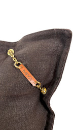 Détail coussin lin chocolat avec signature cuir MIYA et pampille ornée de poids Ashanti et perles – MIYA