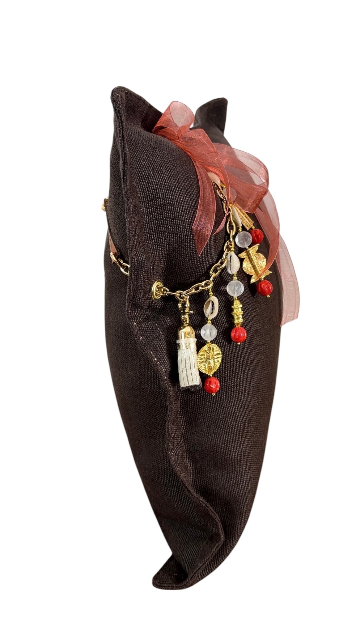 Coussin lin chocolat avec pampille signature ornée de poids Ashanti et perles, vue profil – MIYA