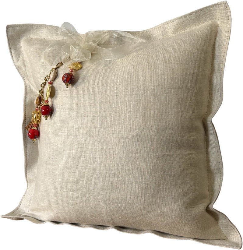 Coussin en lin MIYA perles rouges poids Ashanti - vue de face côté gauche