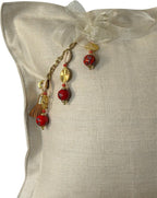 Coussin en lin MIYA perles rouges poids Ashanti - vue trois quarts