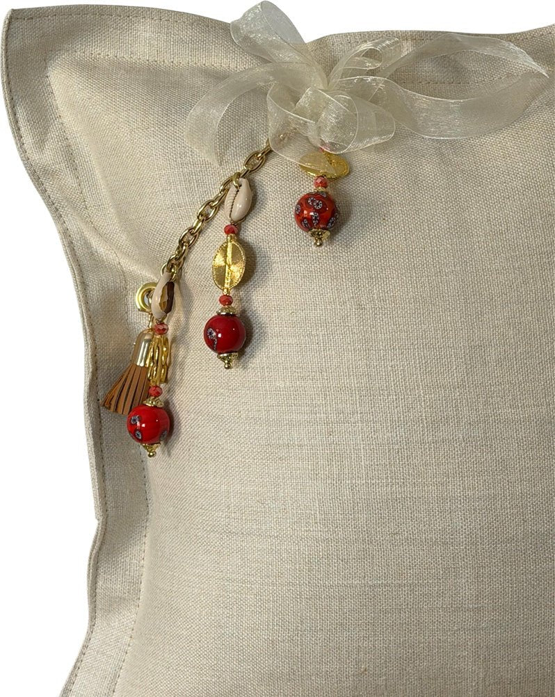 Coussin en lin MIYA perles rouges poids Ashanti - vue trois quarts