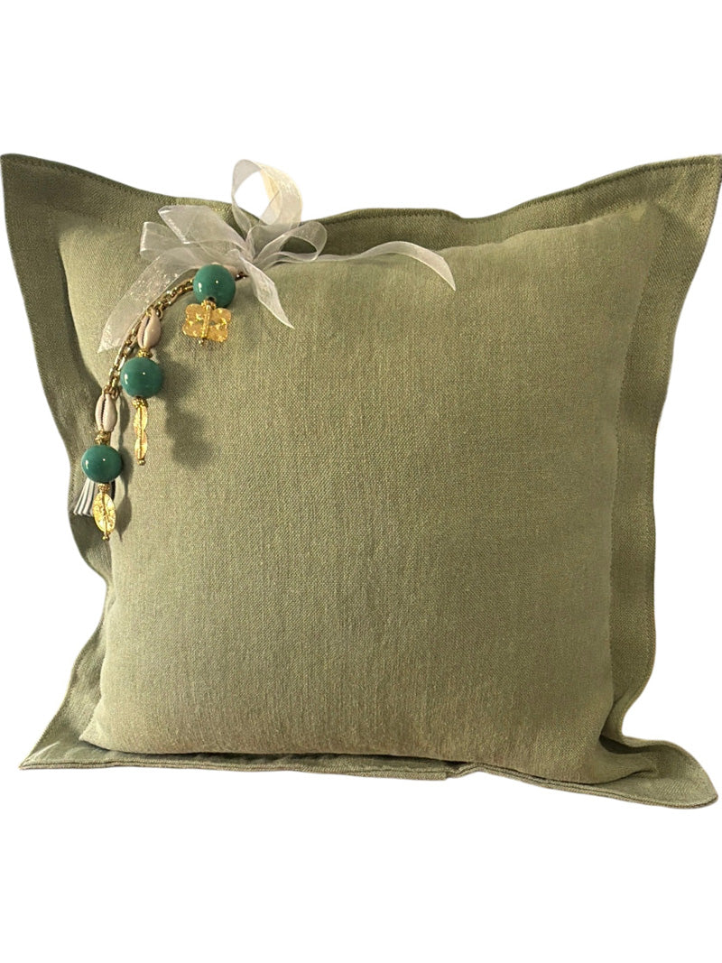 Coussin en lin pistache ZANZIBAR No.83 avec pampille signature MIYA et perles vert d'eau.