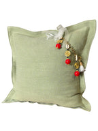 Coussin décoratif en lin pistache ZANZIBAR No.85 avec pampille signature MIYA et perles africaines rouges.