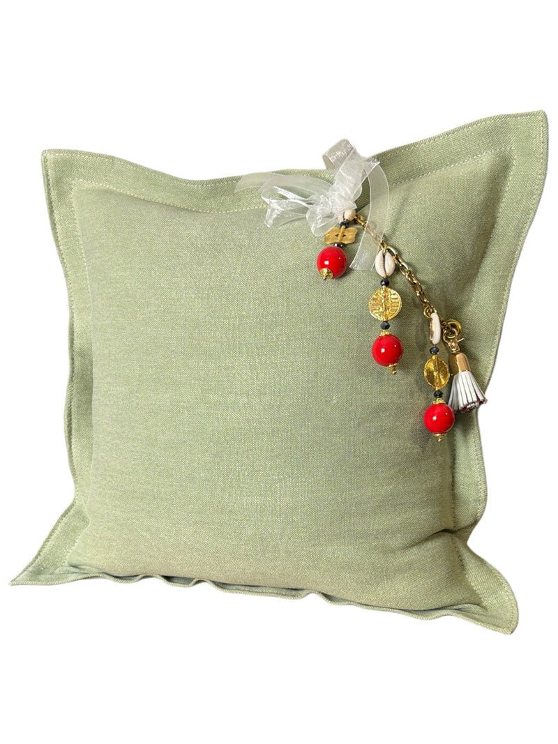 Coussin décoratif en lin pistache ZANZIBAR No.85 avec pampille signature MIYA et perles africaines rouges.