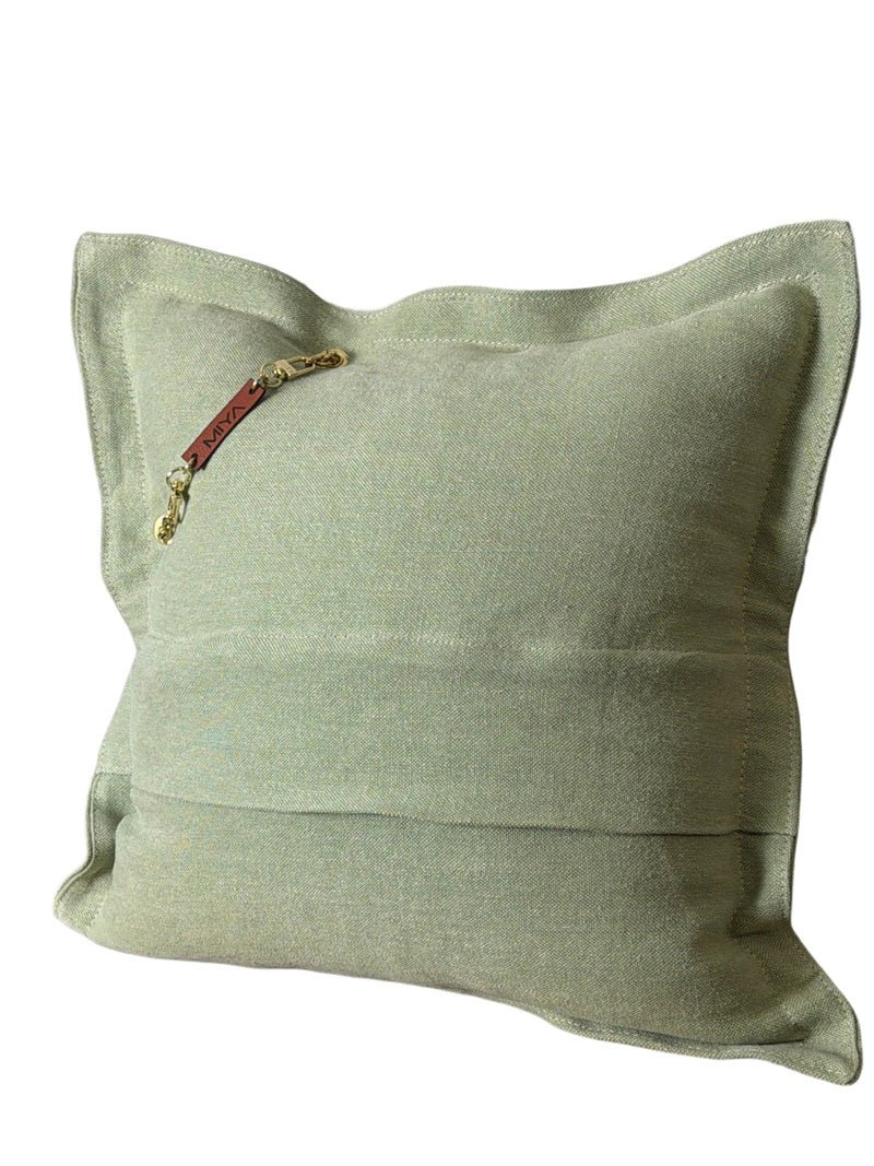 Dos du coussin en lin pistache ZANZIBAR No.85 avec fermeture portefeuille et détail MIYA.