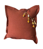 Coussin en lin lourd terracotta MARRAKECH No.59 avec pampille signature MIYA et perles africaines jaunes.