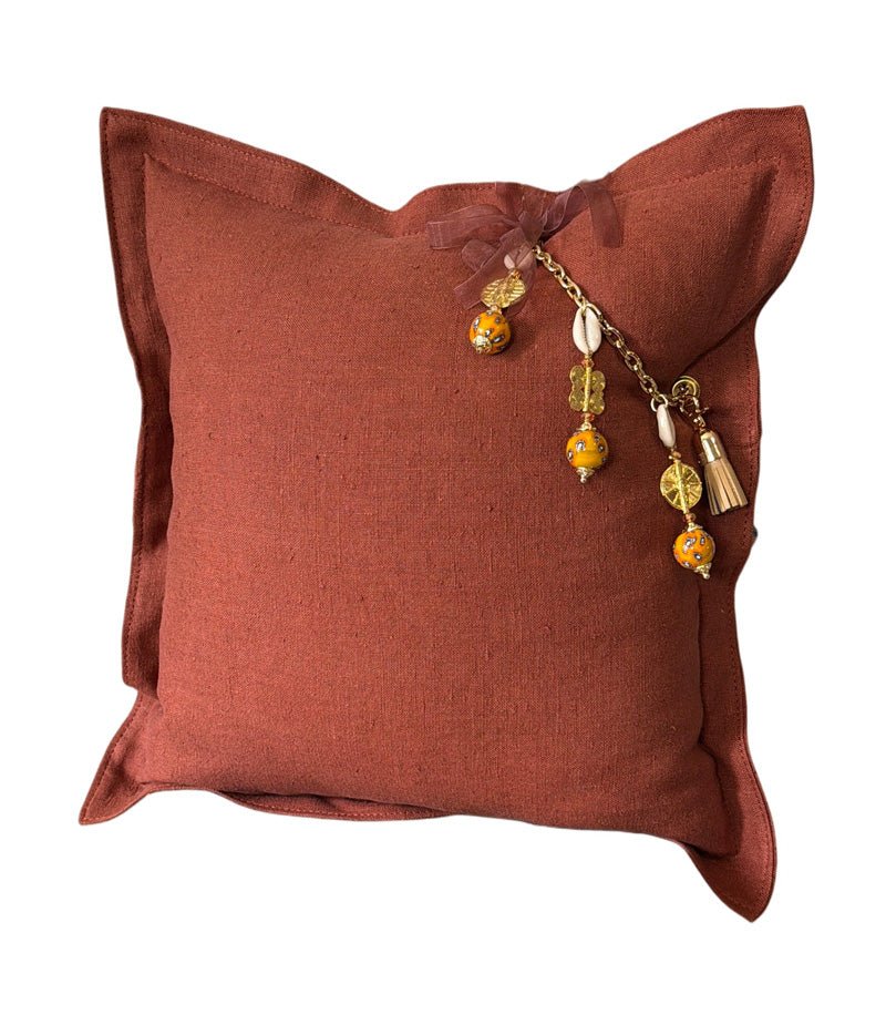 Coussin en lin lourd terracotta MARRAKECH No.59 avec pampille signature MIYA et perles africaines jaunes.