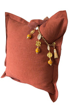 Détail du coussin en lin lourd terracotta MARRAKECH No.59 et de sa pampille inspirée de Marrakech.