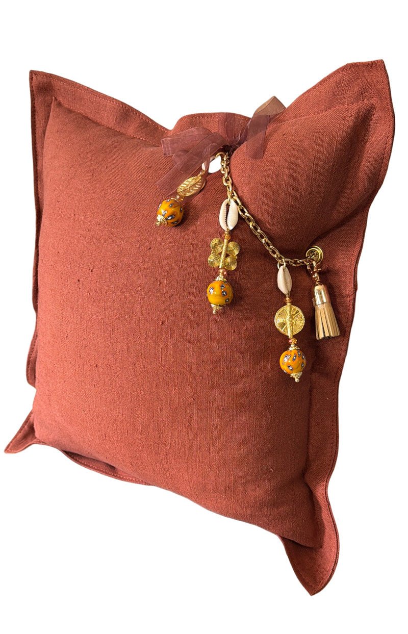 Détail du coussin en lin lourd terracotta MARRAKECH No.59 et de sa pampille inspirée de Marrakech.