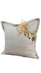 Coussin en lin beige avec poids Ashanti et coquillages, design artisanal – MIYA