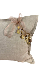 Détail coussin lin beige avec poids Ashanti et coquillages – MIYA