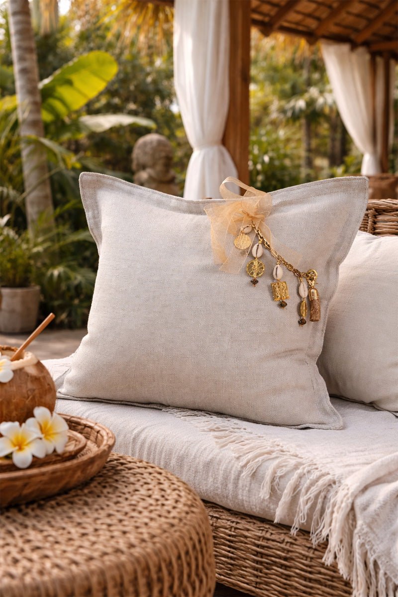 Coussin en lin beige avec poids Ashanti et coquillages, ambiance bohème ZANZIBAR – MIYA