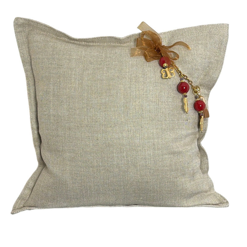 Coussin décoratif en lin beige MIYA ZANZIBAR No.58 avec pampille artisanale rouge et dorée
