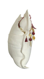 Vue de profil du coussin artisanal MIYA en lin blanc avec pampille signature ZANZIBAR No.48.
