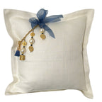 Coussin décoratif en lin lourd blanc avec pampille, perles nacrées et poids Ashanti