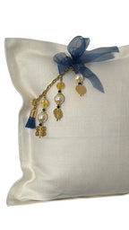 Coussin artisanal en lin lourd blanc avec perles nacrées et pampille
