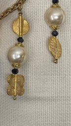 Détail de la pampille avec perles nacrées et poids Ashanti traditionnels