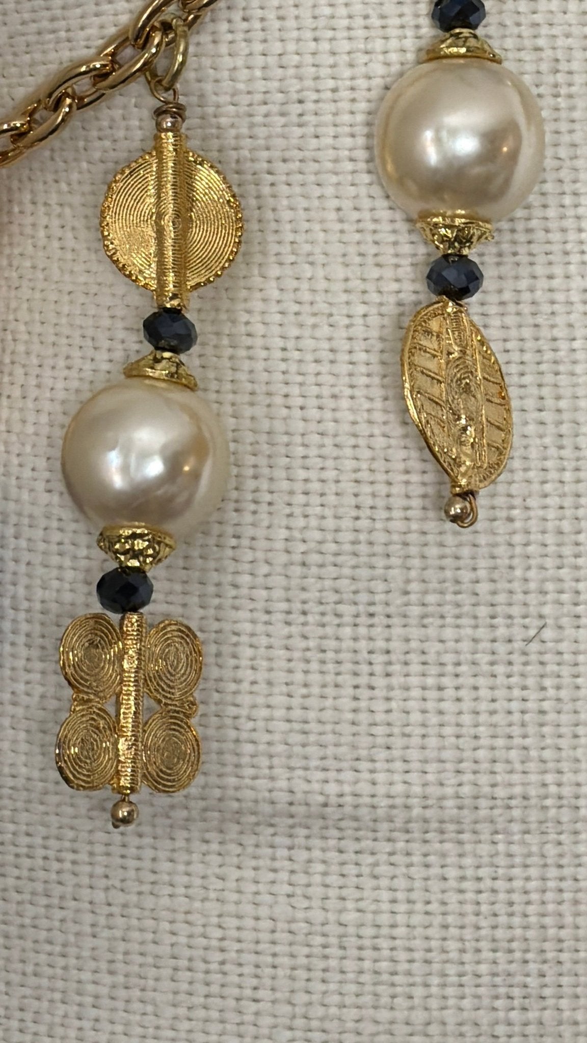 Détail de la pampille avec perles nacrées et poids Ashanti traditionnels