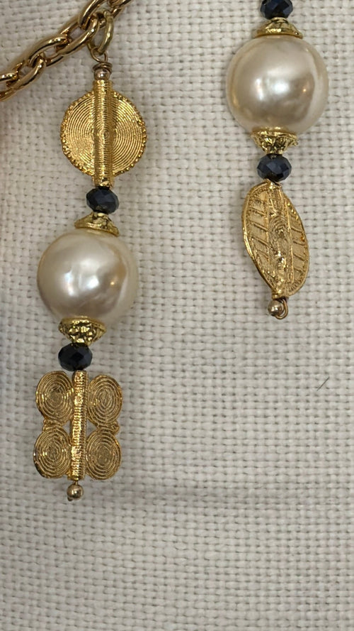 Détail de la pampille avec perles nacrées et poids Ashanti traditionnels