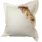 Coussin en lin lourd blanc MIYA avec perles safran et poids Ashanti