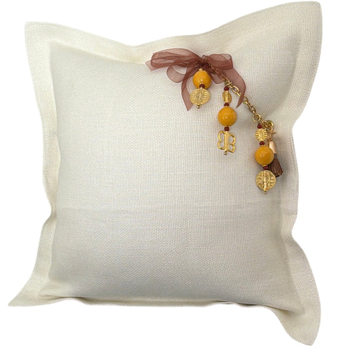 Coussin en lin lourd blanc MIYA avec perles safran et poids Ashanti