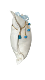Profil du coussin en lin lourd blanc ZANZIBAR No.57 et sa pampille turquoise.