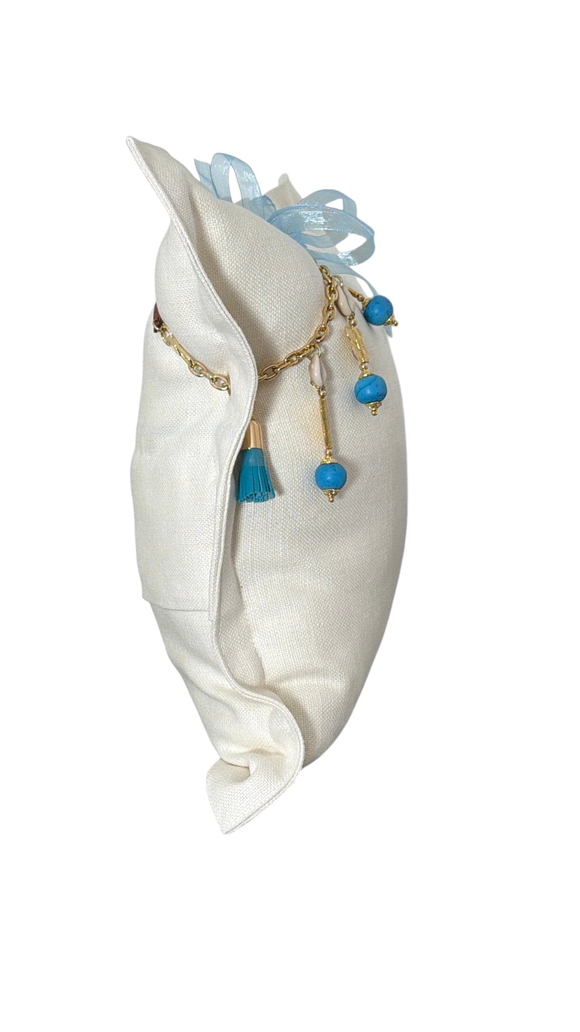 Profil du coussin en lin lourd blanc ZANZIBAR No.57 et sa pampille turquoise.