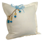 Coussin en lin lourd blanc ZANZIBAR No.57 avec poids Ashanti et perles turquoise.