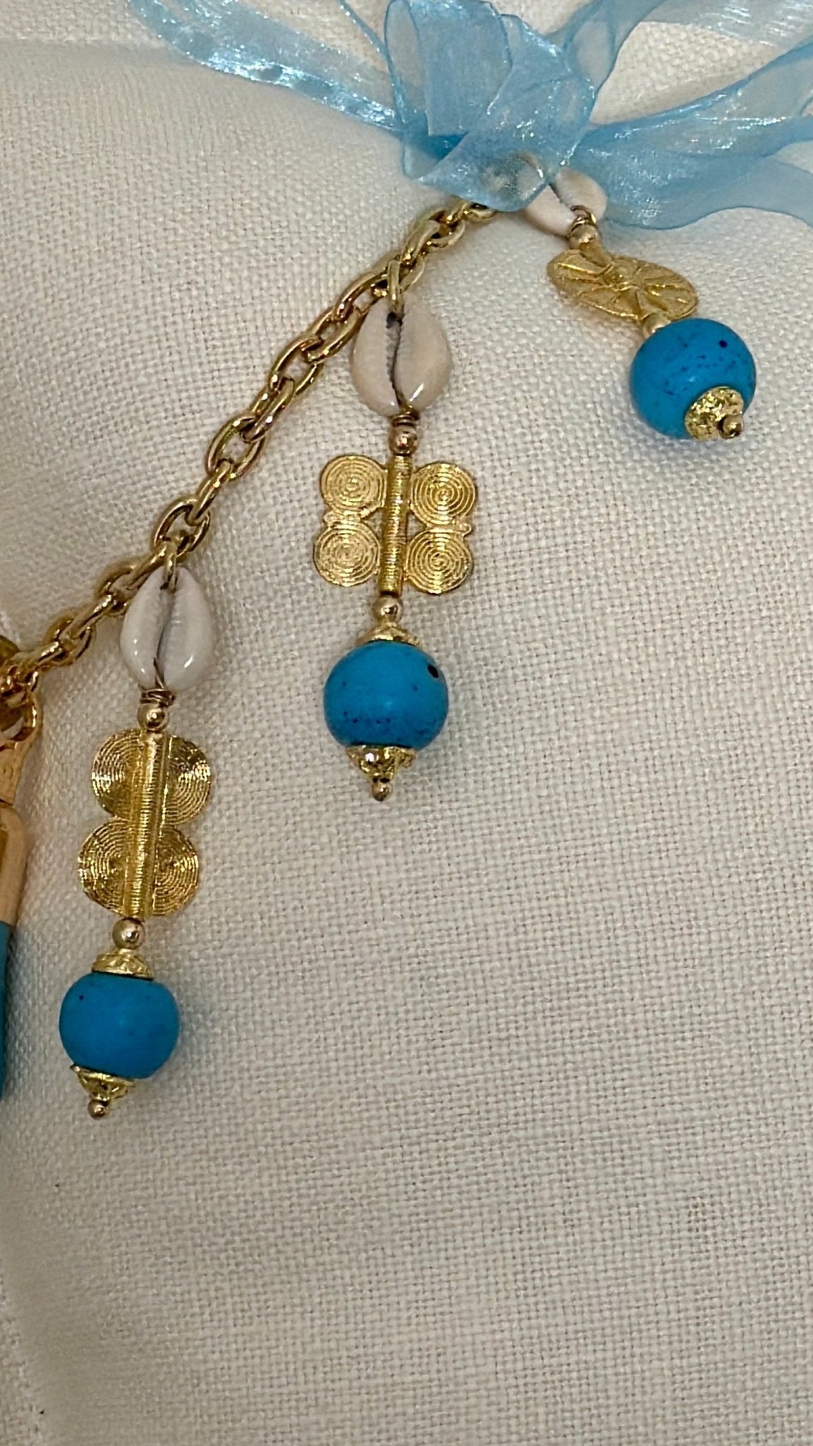 Détail de la pampille ZANZIBAR No.57 avec poids Ashanti et perles turquoise.