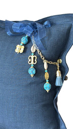 Détail de la pampille MIYA avec perles turquoise, cauris et poids Ashanti dorés.