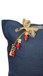 Coussin en lin bleu marine avec pampille signature NEGRIL No.64.