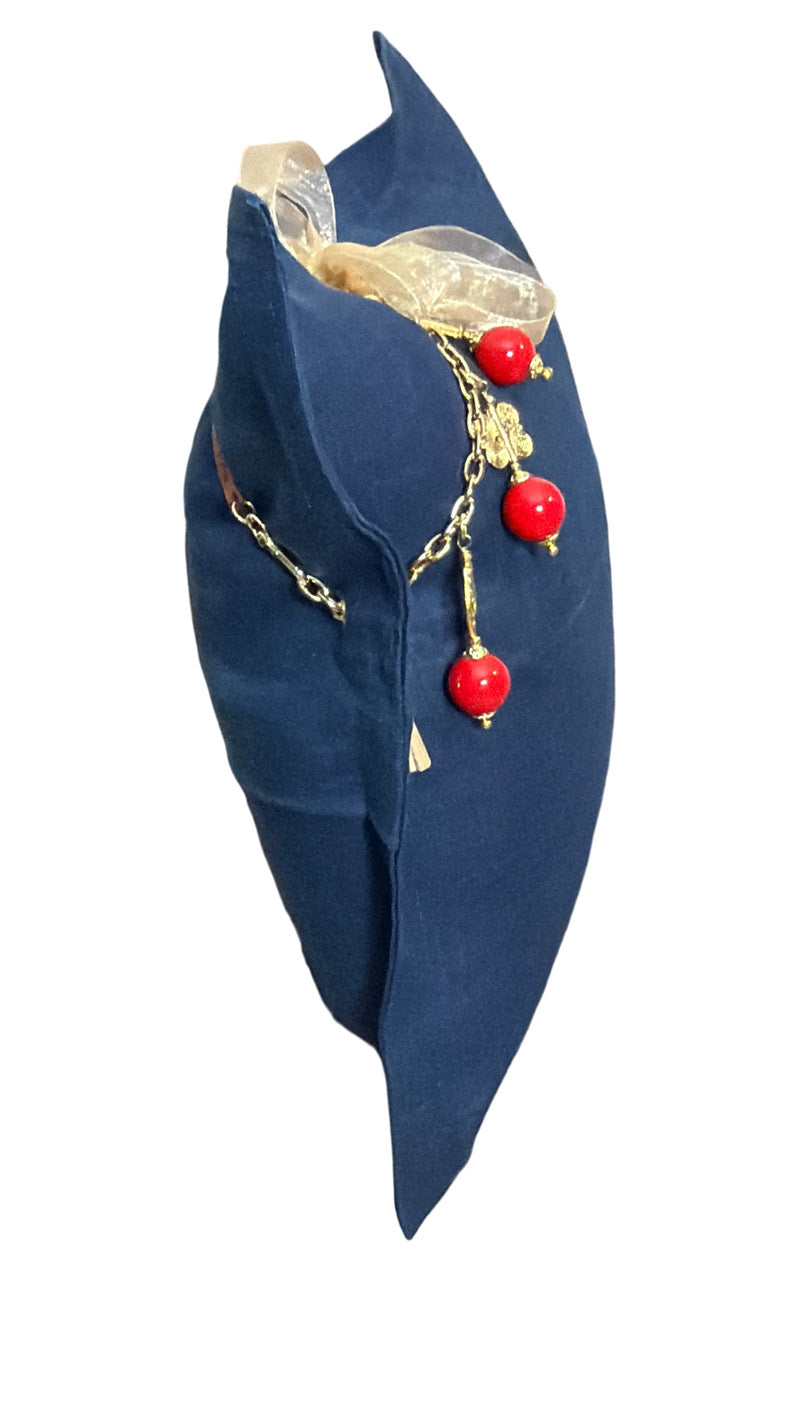 Coussin en lin bleu marine avec pampille signature MIYA et perles rouges.