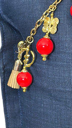 Détail de la pampille signature MIYA avec poids Ashanti et perles rouges.