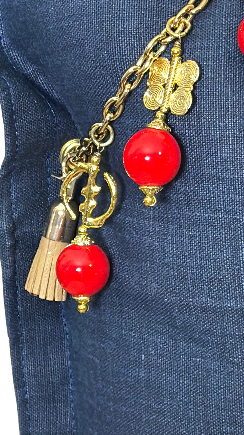 Détail de la pampille signature MIYA avec poids Ashanti et perles rouges.