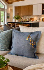 Coussin en lin lourd bleu ZANZIBAR No.100 dans un salon contemporain lumineux.