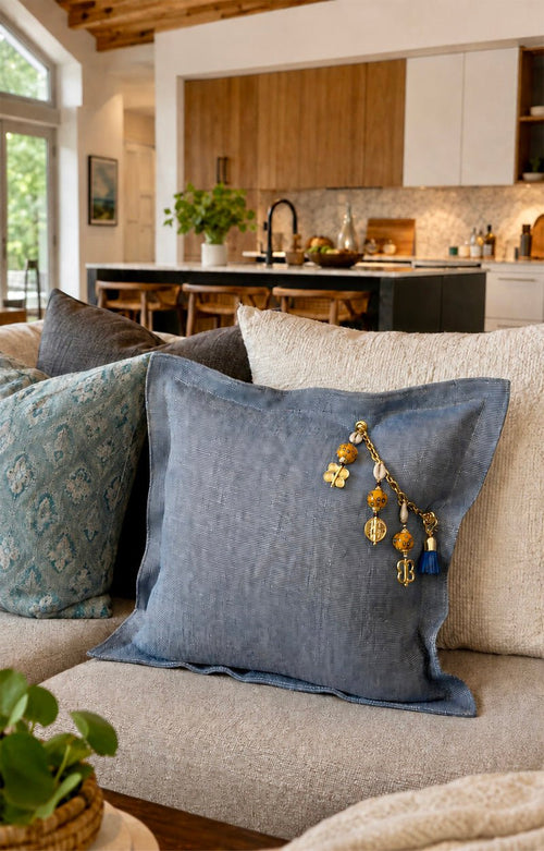 Coussin en lin lourd bleu ZANZIBAR No.100 dans un salon contemporain lumineux.