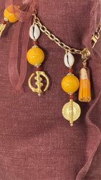 Détail de la pampille Marrakech No.52 avec cauris, poids Ashanti et perles safran