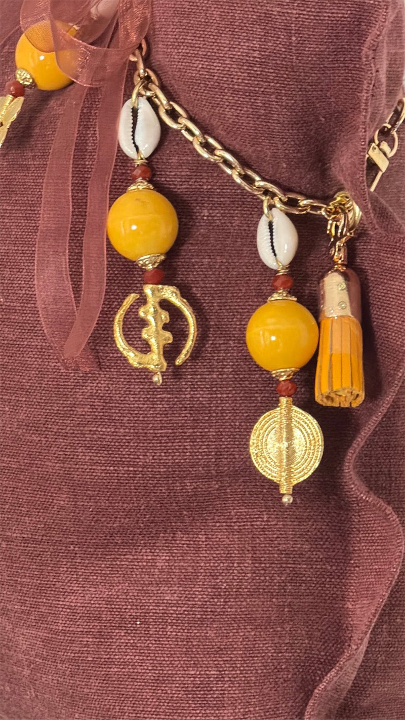 Détail de la pampille Marrakech No.52 avec cauris, poids Ashanti et perles safran