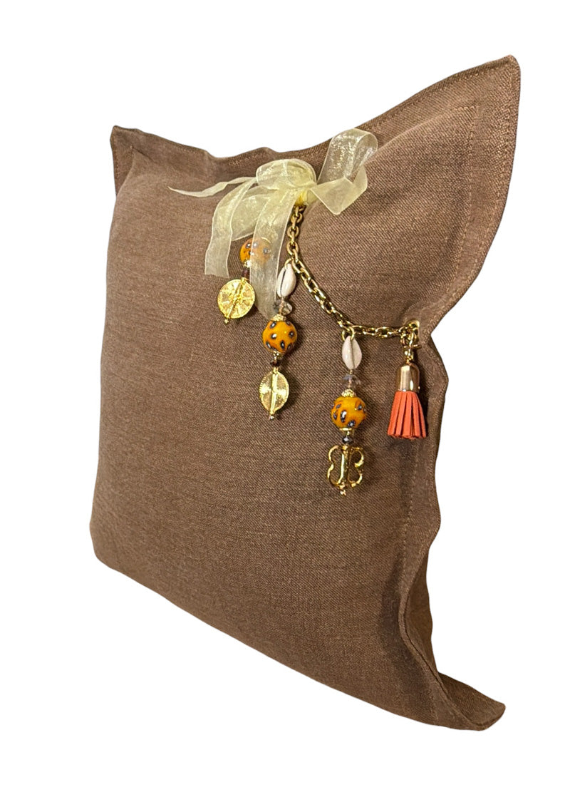 Coussin en lin MIYA papmille aux perles orangées avec poids Ashanti. Vue profil