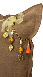 Coussin en lin MIYA papmille aux perles orangées avec poids Ashanti. Zoom