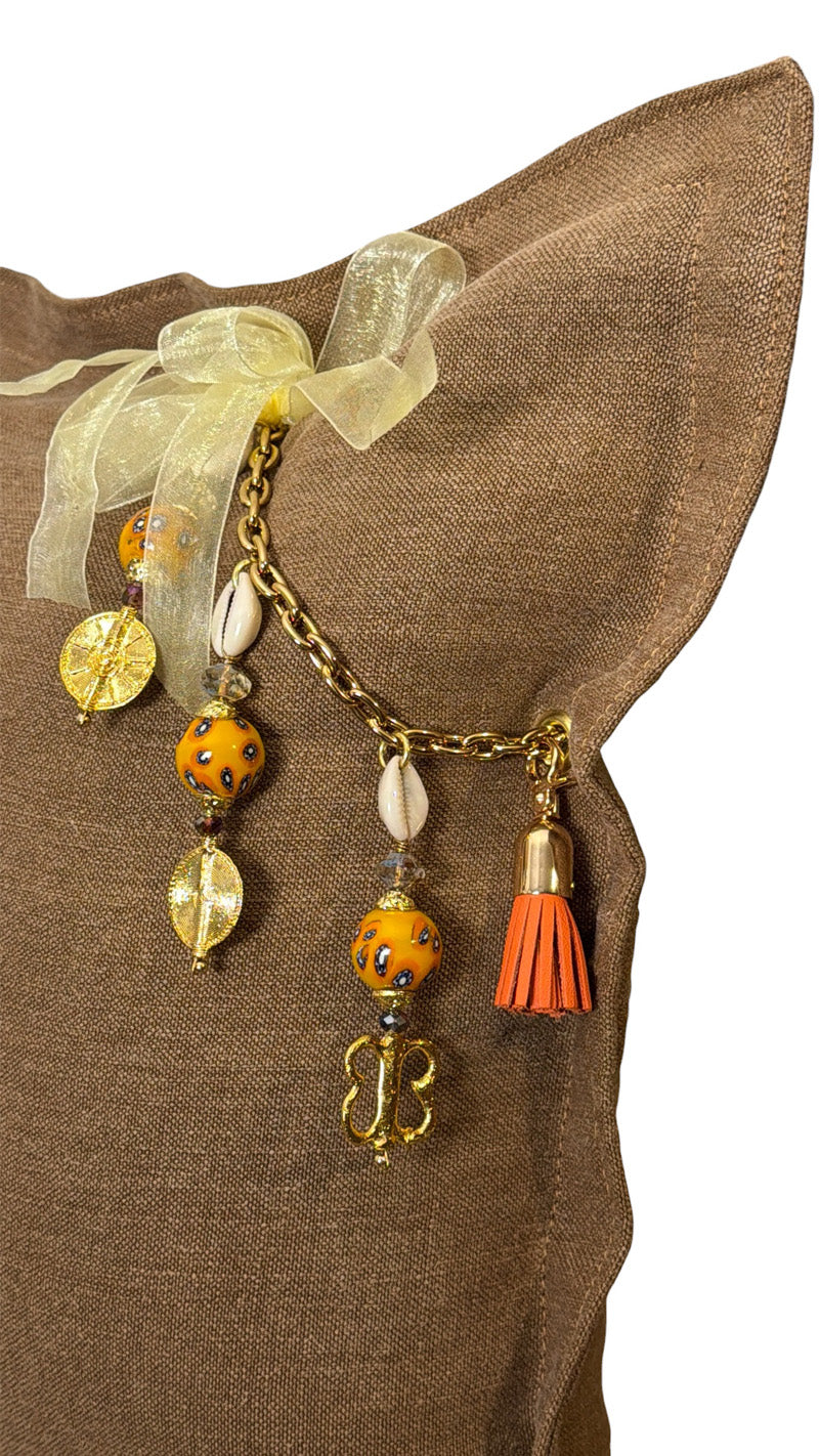 Coussin en lin MIYA papmille aux perles orangées avec poids Ashanti. Zoom