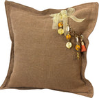 Coussin en lin MIYA papmille aux perles orangées avec poids Ashanti. Vue face