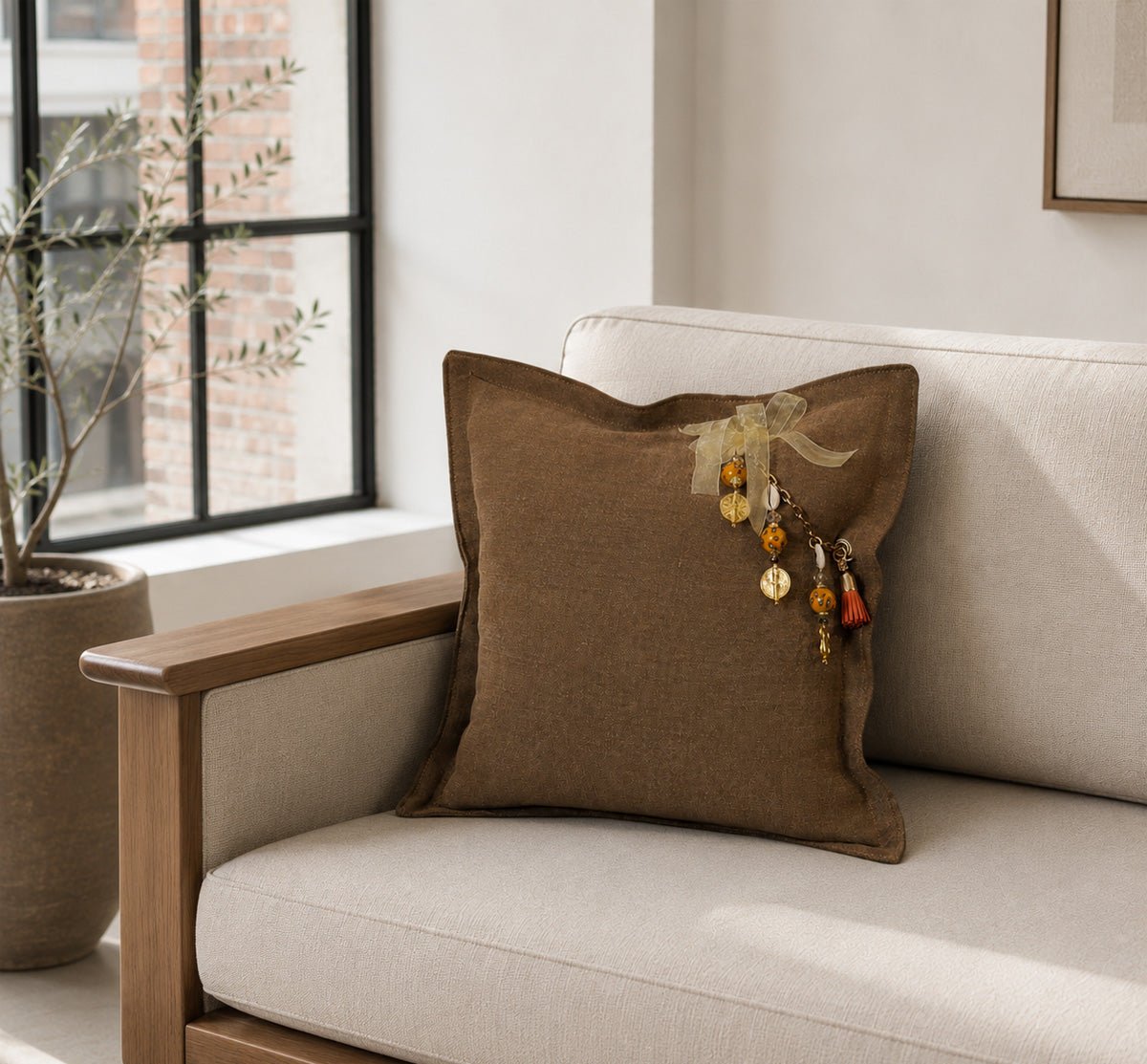 Coussin en lin MIYA pampille aux perles orangées avec poids Ashanti. sTYLE LOFT